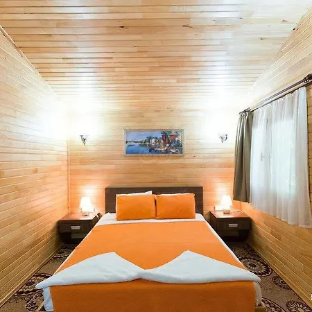Hotel Canada & 3*